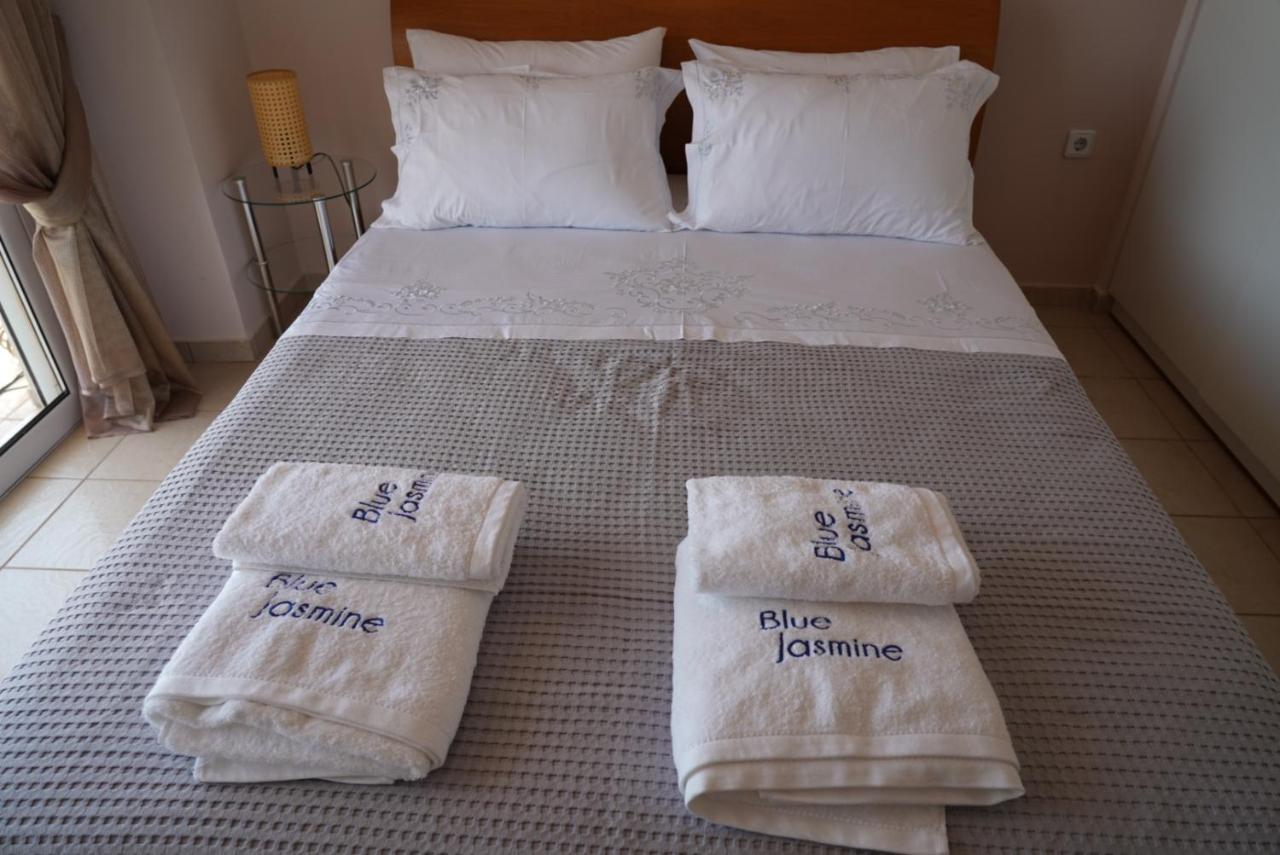 Blue Jasmine Apartment Aigio Bagian luar foto